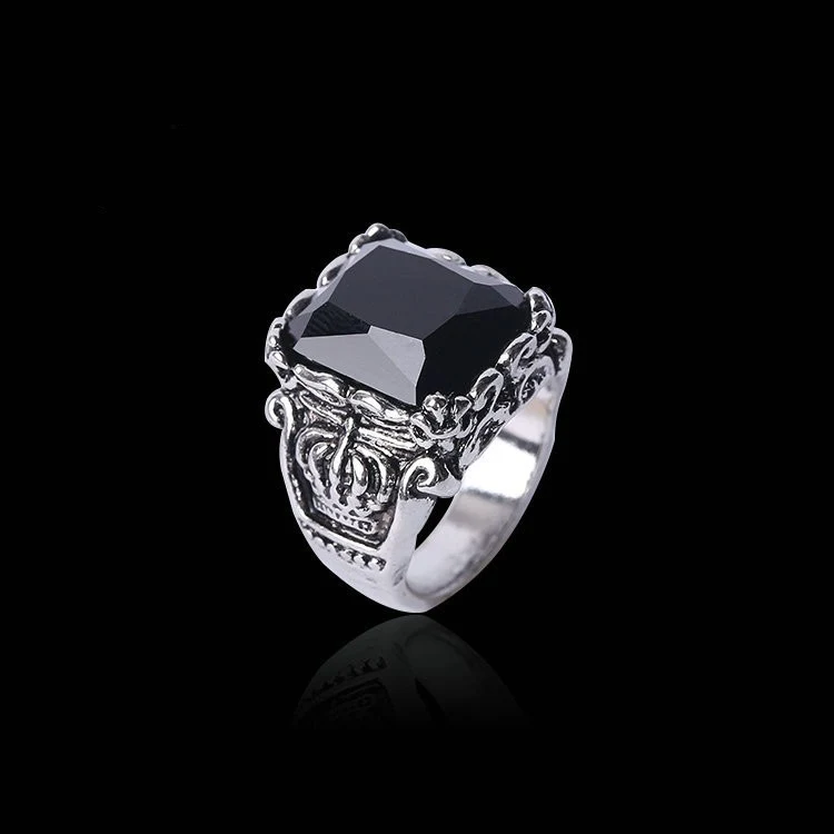 Bague vintage homme en acier titane et rubis, robuste et élégante. Idéale pour un usage quotidien ou des occasions spéciales.