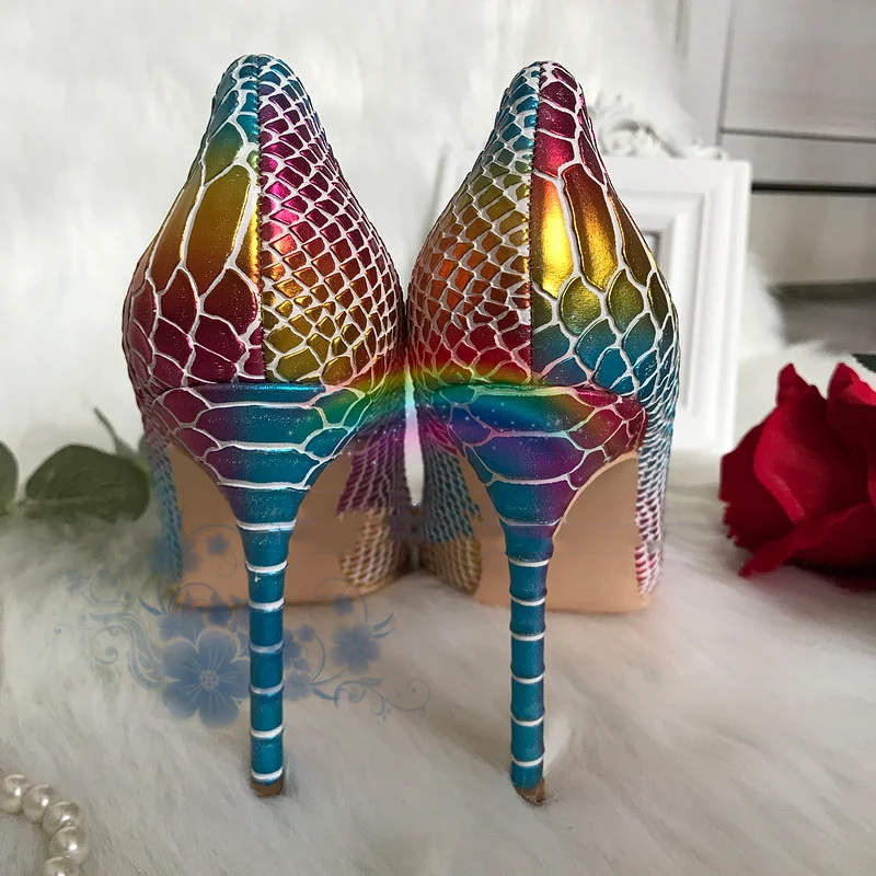Gradient slangenprint pumps met spitse neus voor een gedurfde en stijlvolle look. Perfect voor elke gelegenheid, elegant en comfortabel tegelijk.
