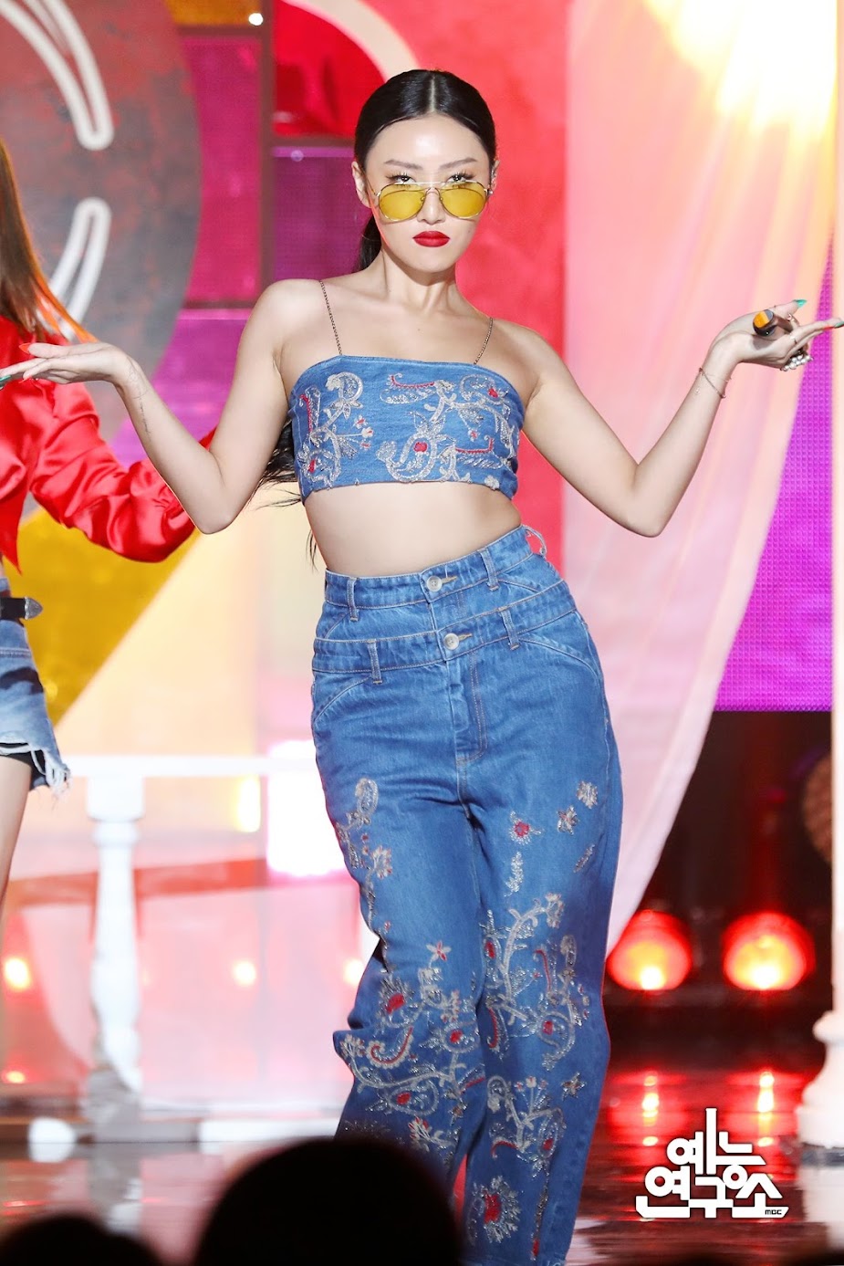 MAMAMOO's Hwasa Confidently Rocks The No Bra Trend — But Not Everyone  Loves The Outfit - Koreaboo