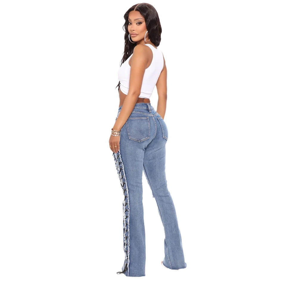 Jeans strappati con occhielli, corda elastica, alta elasticità e vestibilità slim. Comfort e stile per un look impeccabile.