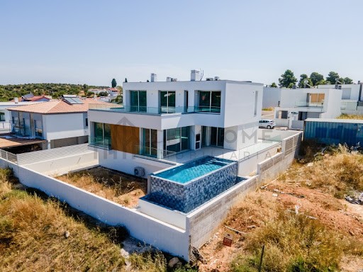 House with pool and terrace 1