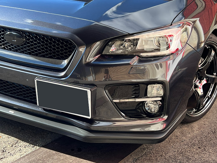 WRX S4のランエボXライセンスブラケット・ナンバー移設完了・チョイ悪仕様・洗車後の一枚・排熱効果に期待に関するカスタム事例の投稿画像2枚目