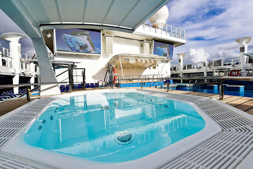 Norwegian-Escape-Pool-deck - Sun lover's delight: Enjoy a few hours by the pool on board Norwegian Escape. You deserve it!