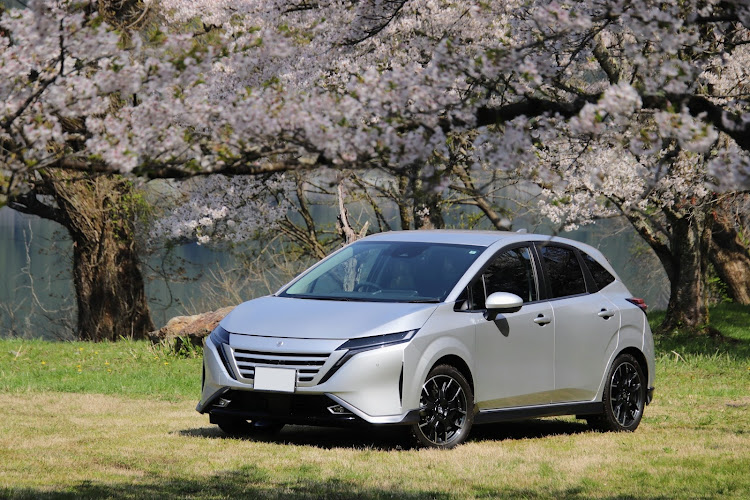 ノート オーラのエンブレム取付・桜・なのはな・みずうみ・ヘッドライト黒すぎるからもう少し薄いフィルムに変えたいに関するカスタム事例の投稿画像1枚目