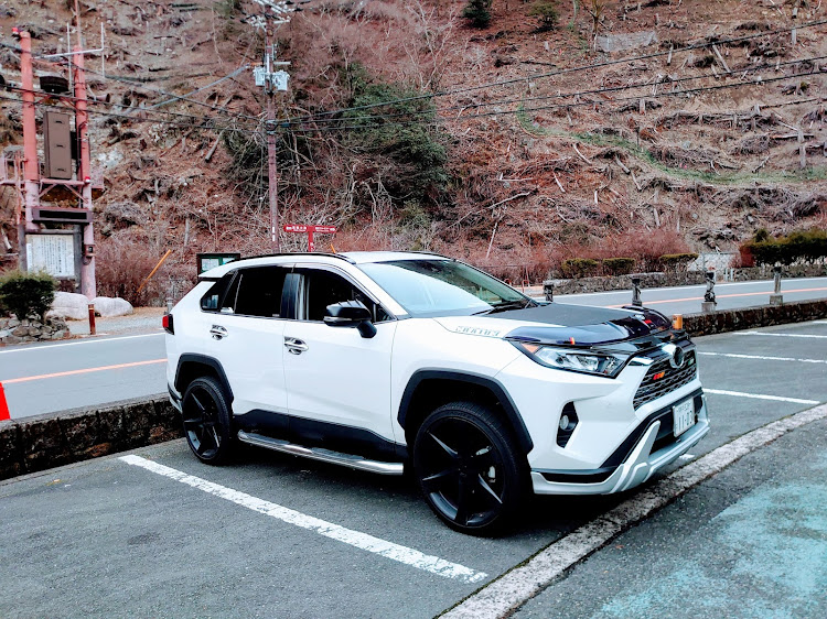 RAV4のRAV4乗りさんと繋がりたい・セクシーボディ選手権・エロフェイスグランプリ・目指せ！ピックアップ！・箕面大滝駐車場有料化😭に関するカスタム事例の投稿画像1枚目