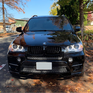 X5 M E70