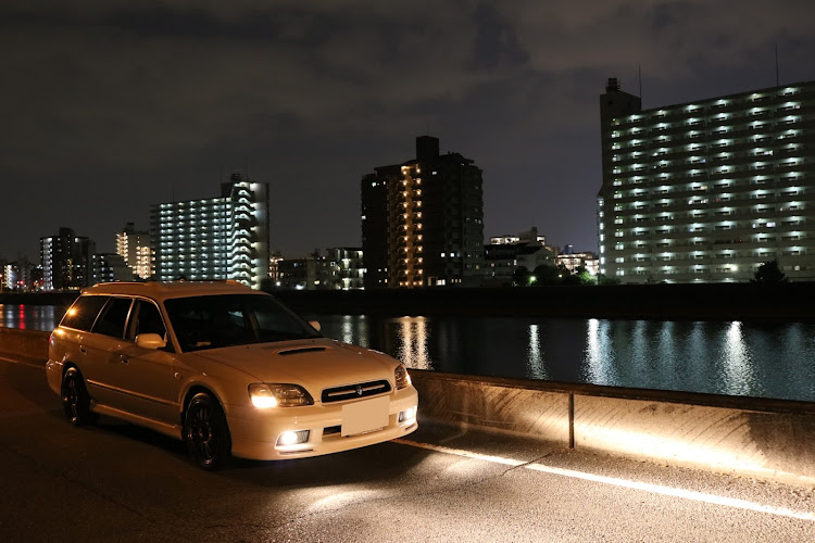 レガシィツーリングワゴンの夜間撮影・夜ドライブ・縦縞・リバーサイドに関するカスタム事例の投稿画像1枚目