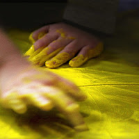 mani su giallo di 