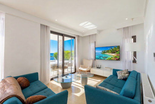 Seaside house with pool and garden 2