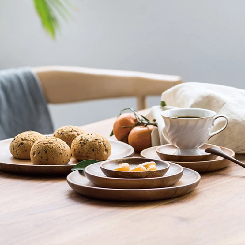 Plat de table rond japonais en bois de noyer, élégant pour servir, idéal pour les entrées, plats principaux et partager.