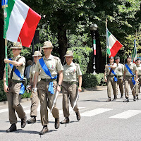 Bandiere in sfilata. di sangiopanza