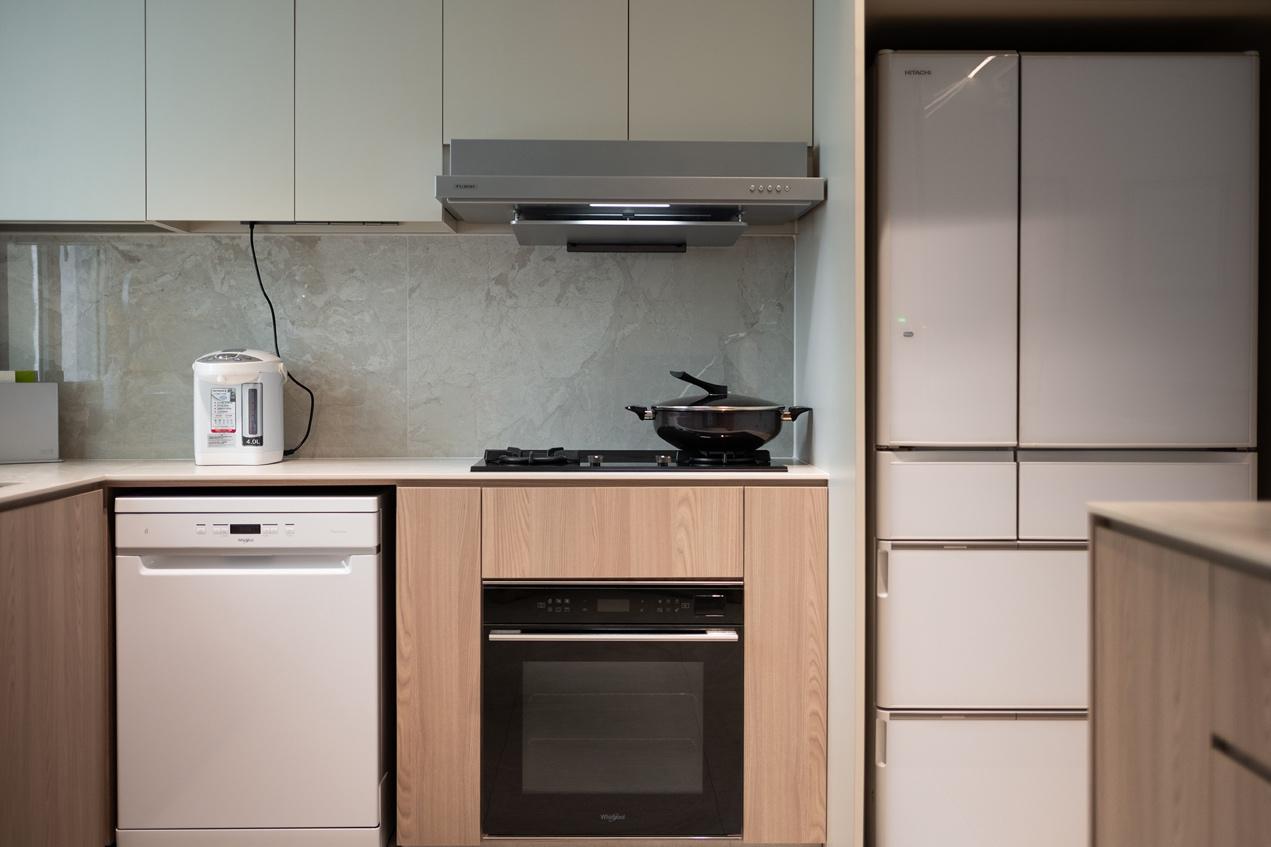 A kitchen with a stove and oven

Description automatically generated