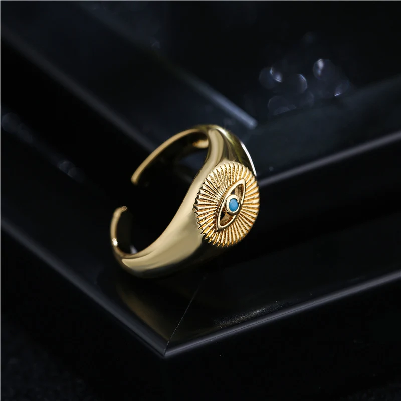 Title 2, 18K vergulde koperen oogring. Een elegante ring...