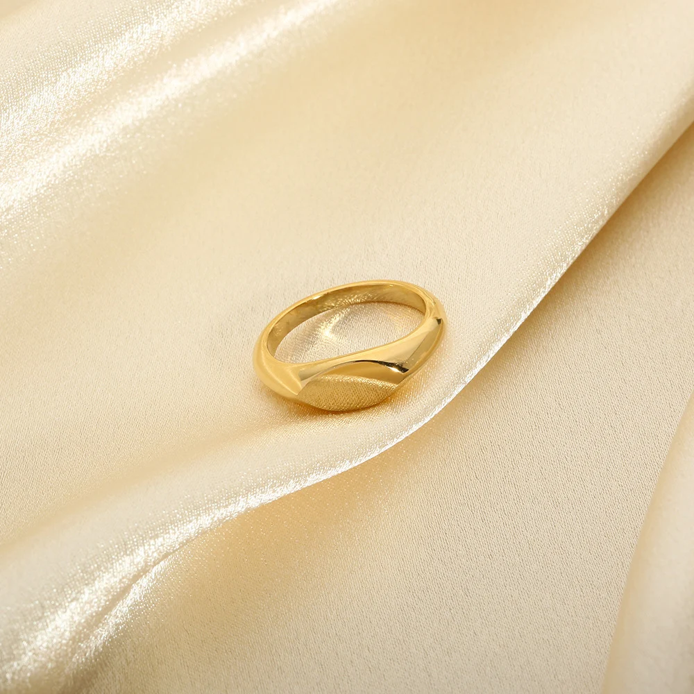 Title 8, Dames armband ring van goudkleurig roestvrij st...