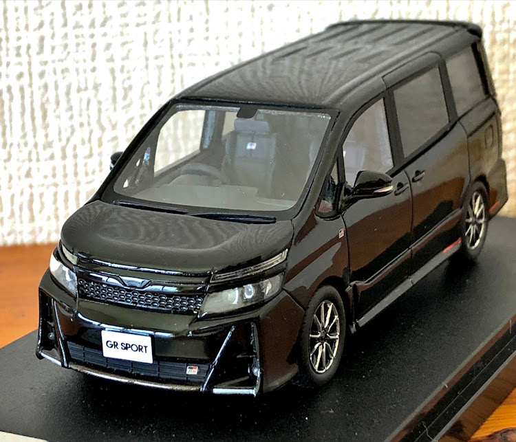 ヴォクシーのGR・車検前点検・ミニカーとコラボ♪・雨嫌い・黄砂嫌いに関するカスタム事例の投稿画像3枚目