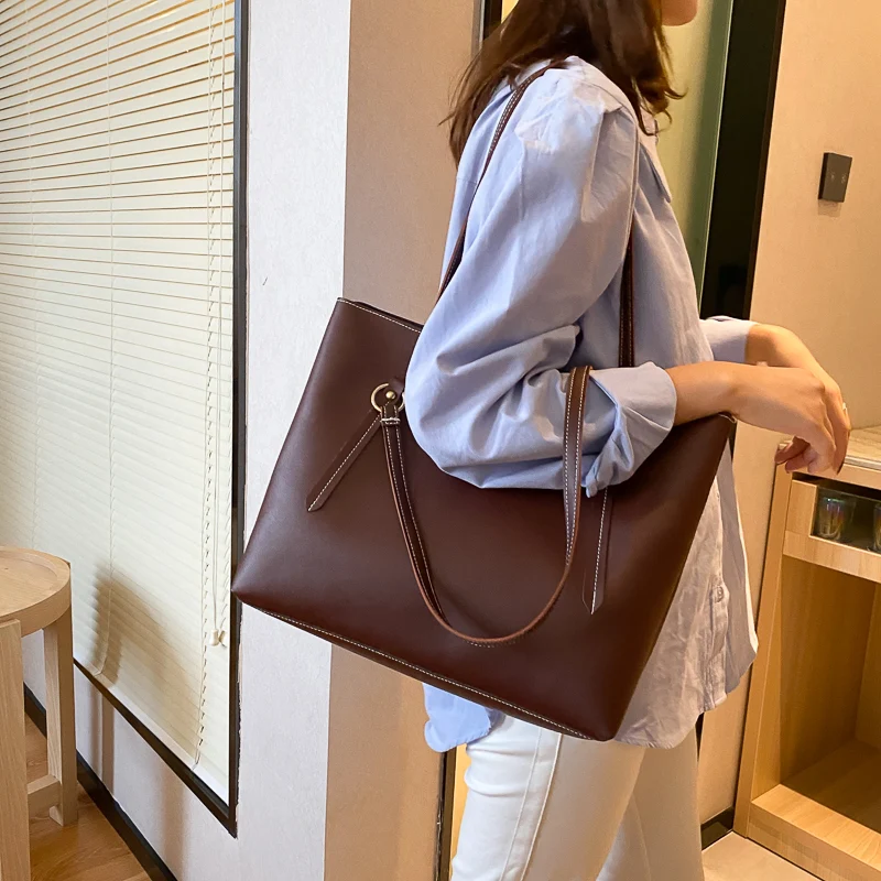 Bolsa de mão fashion, com personalidade e versátil para todas as ocasiões. Acompanha as últimas tendências e combina com qualquer look, um must-have!