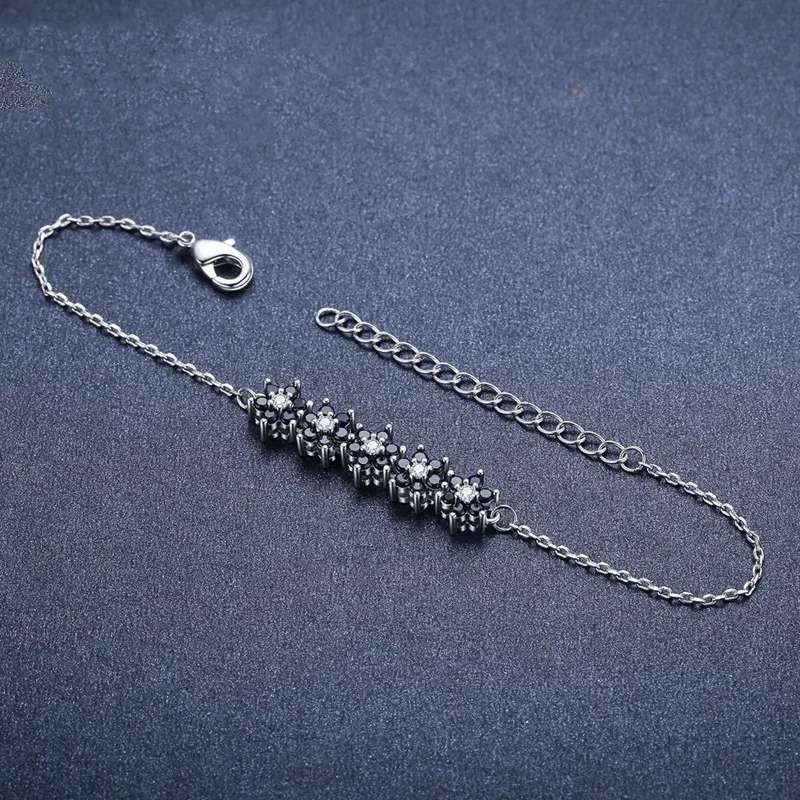 Bracelet de fleurs pour femme de haute couture, un accessoire élégant et tendance qui rehausse votre style avec un design floral raffiné, parfait pour toutes occasions.