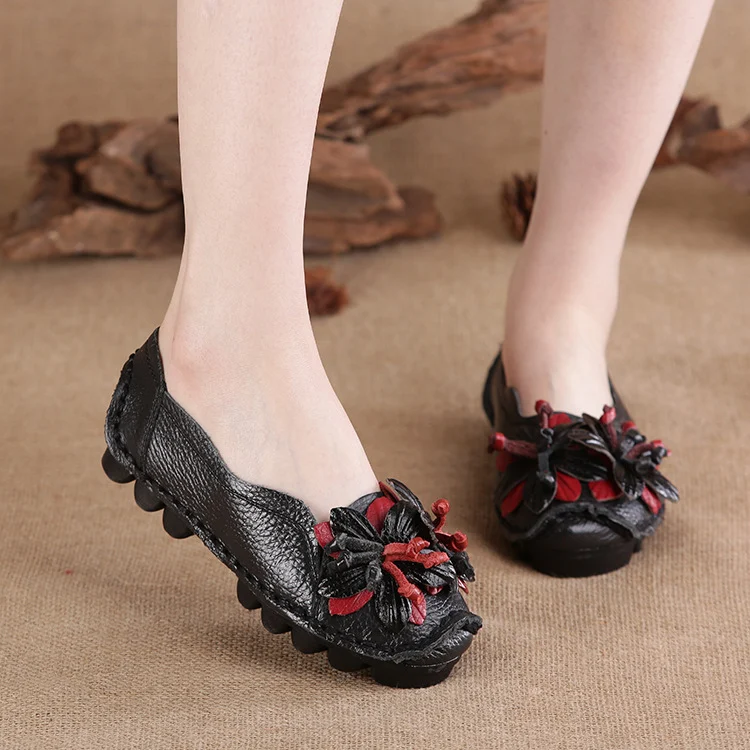 Mocassim feminino Socofy de couro macio e sola de borracha. Conforto e estilo para o dia a dia. Sapatos flat perfeitos para diversas ocasiões.