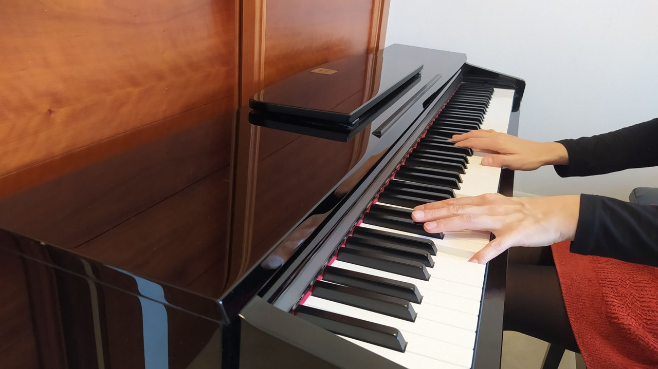 a picture of piano being played