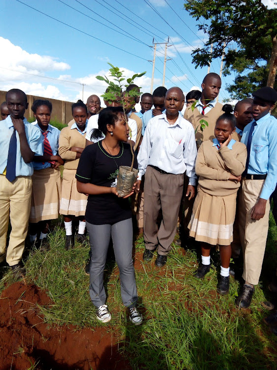 Elizabeth Wathuti training students in Broadways highschool in 2018