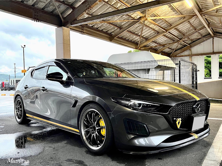 MAZDA3のボディカラー図鑑・ファストバック・ﾏｼｰﾝｸﾞﾚｰﾌﾟﾚﾐｱﾑﾒﾀﾘｯｸ・work Emotion ZR10に関するカスタム事例の投稿画像2枚目