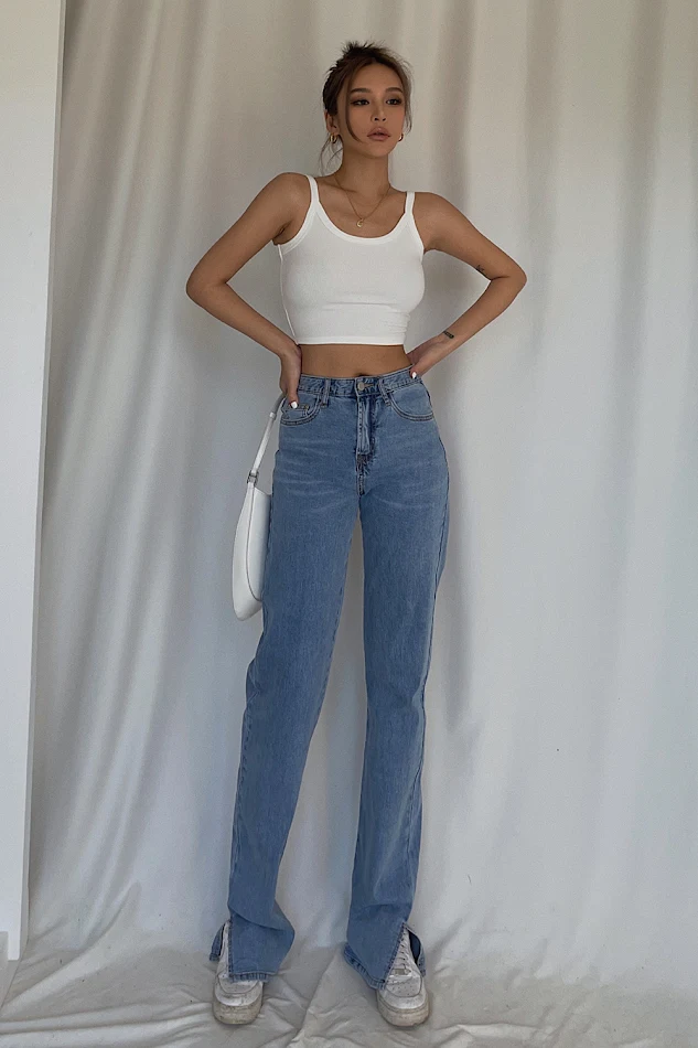 Hoge taille broek met zijsplit, rechte pijpen en losse pasvorm. Comfortabel en stijlvol, ideaal voor een moderne en elegante look.