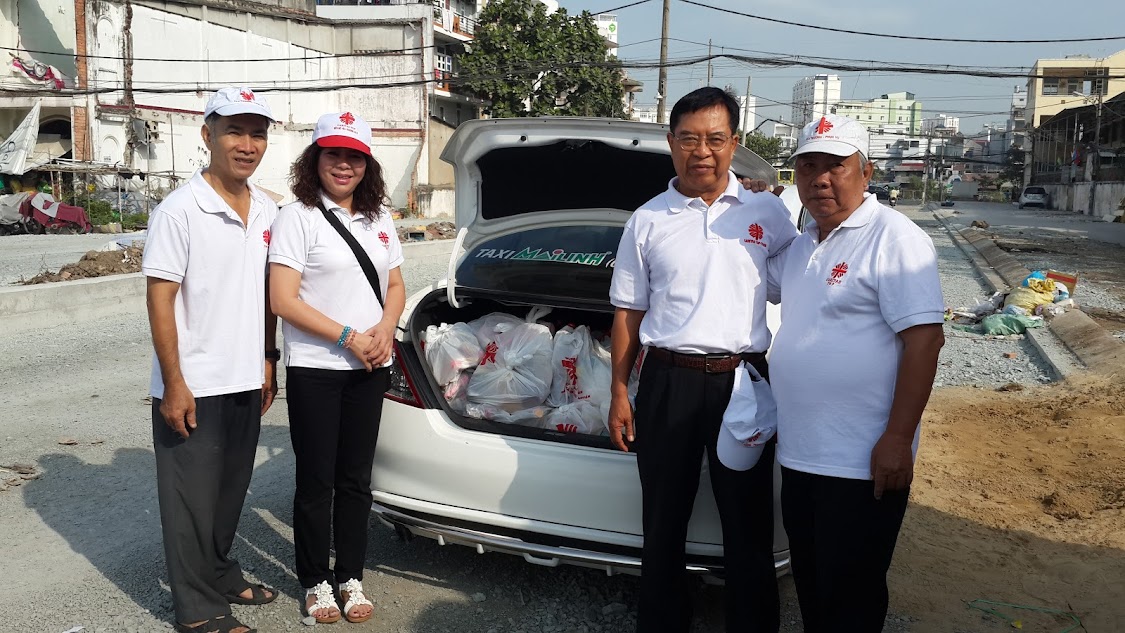 Caritas giáo xứ Thánh Đa Minh thăm người nghèo quận 7