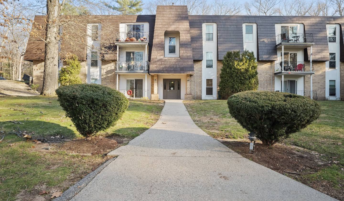 Apartment with pool Milford