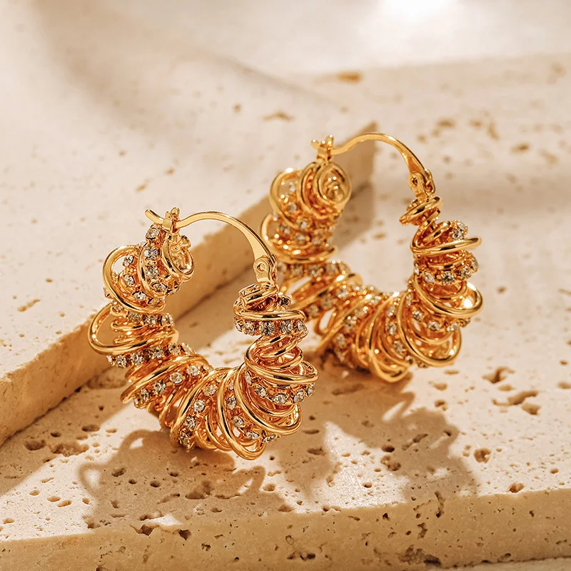 Gepersonaliseerde oorbellen met veerspiraalontwerp. Creëer jouw unieke stijl met deze oorbellen. Elegant en veelzijdig ontwerp. Perfect voor elke gelegenheid.