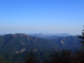 倶留尊山（中央）や大洞山（右）など