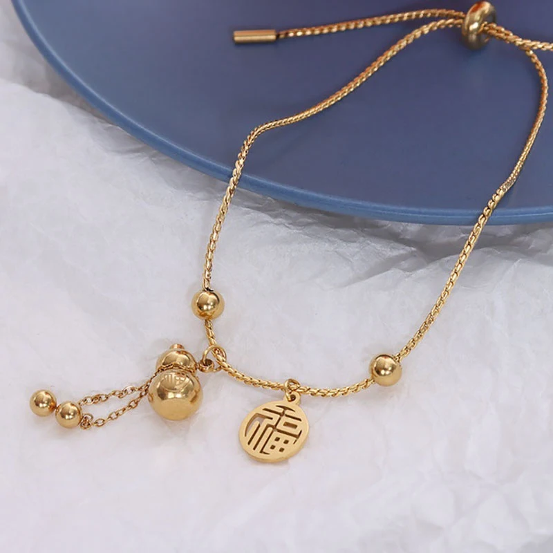 Brazalete con dije de calabaza bendita en oro de 18K, diseño elegante. Joyería que atrae buena suerte y ofrece un estilo sofisticado.