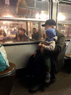 Nonno e nipote sul tram di Martine