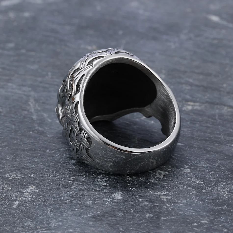 Bague en acier titane en forme de crâne pour homme. Un bijou gothique masculin, durable et élégant. Affirmez votre style avec audace.