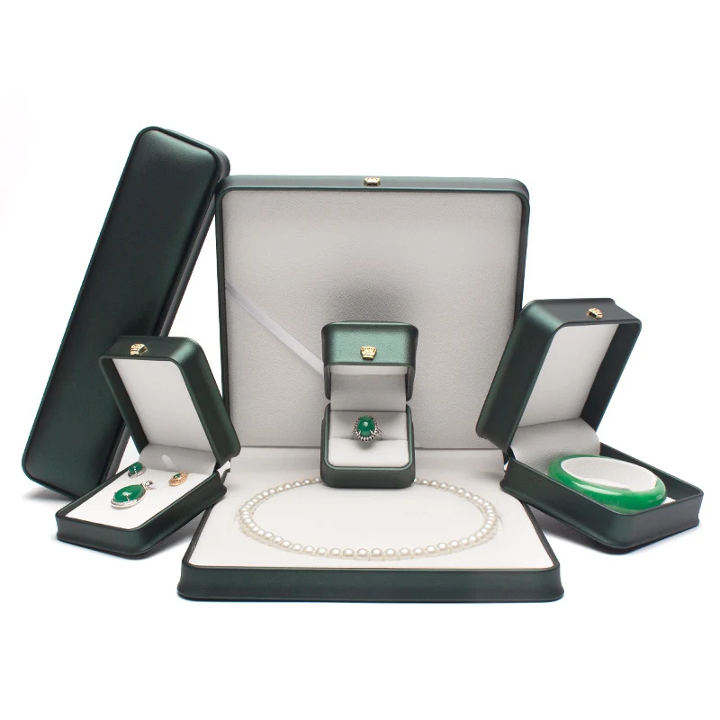 Boîte à bijoux pour bague de fiançailles couronne. Coffret de présentation et emballage cadeau parfait pour votre bijou précieux.