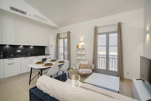 Luxury seasonal rental apartment / penthouse in Saint-Tropez (83990) - Living dining modern equipped kitchen