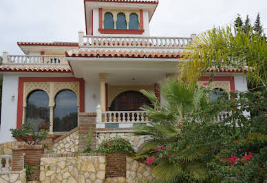 Villa avec piscine et terrasse 1