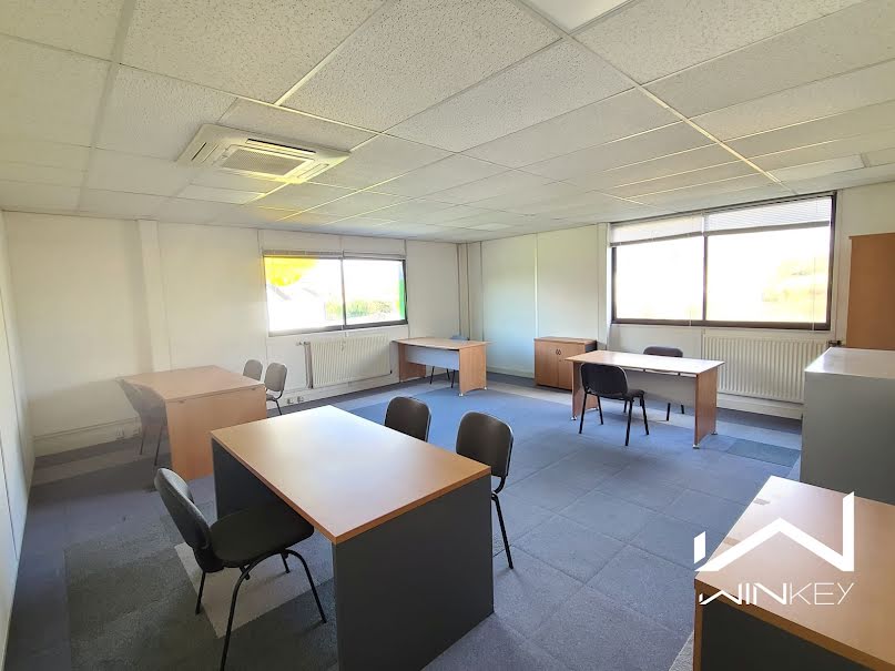 Location  locaux professionnels 2 pièces 45 m² à Ecquevilly (78920), 563 €