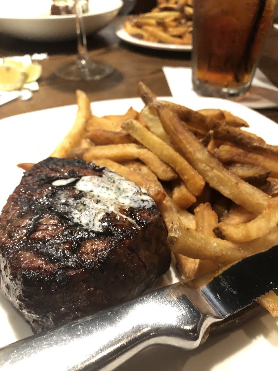 8 oz filet mignon with fries