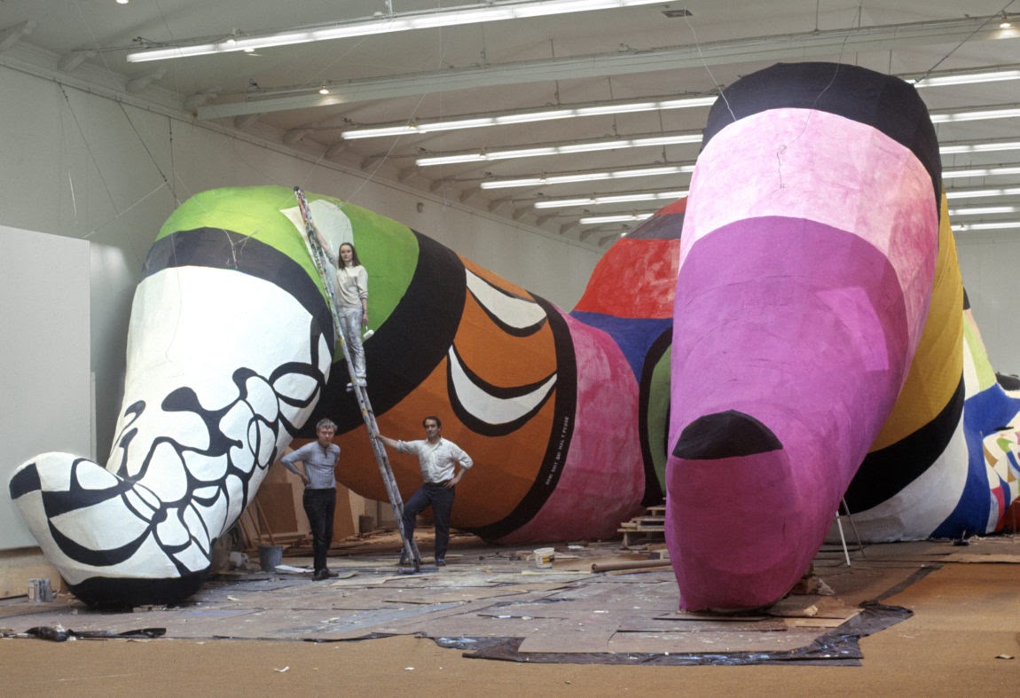 Niki de Saint Phalle, Jean Tinguely and Per Olof Ultvedt, bij de nstallatie van HON – en katedral, (1966) in het Moderna Museet te Stockholm [Photo: Hans Hammarskiöld]

