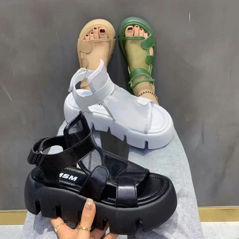 Modieuze Romeinse sandalen met dikke zool, ademend Europees mesh en klittenband. Perfect comfort en stijl voor de zomer.