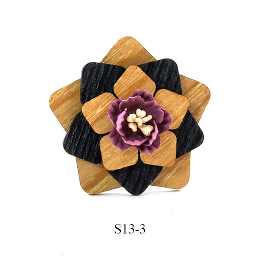 Title 3, Handgemaakte houten corsagebroche met colorbloc...