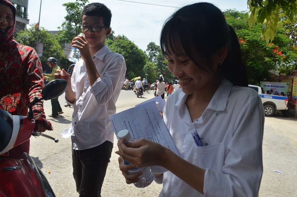 Em Trần Thị Trà My, trú tại xã Yên Sơn, huyện Đô Lương vui vẻ khi đón nhận chai nước miễn phí từ các đồng chí CSGT.