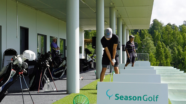 Kesän golfvalmennustarjonnasta löytyy ryhmiä kaiken tasoisille ja ikäisille golfareille. Sekä alkukesän että koko kesän kestävät aikuisten alkeisryhmät, harrasteryhmät, kilparyhmät, ja junioriryhmät lähtevät käyntiin jo toukokuun alussa. Tule kaverin kanssa tai yksin ja vie golfisi uudelle tasolle. Tutustu valikoimaan alla.