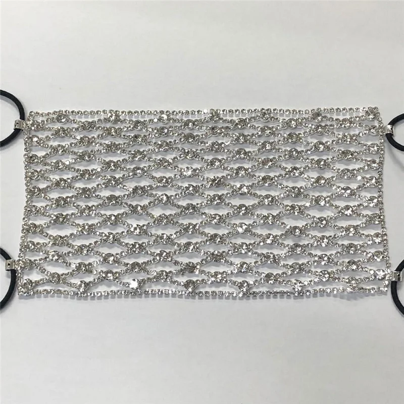 Masque en résille orné de strass en forme de diamant, original et étincelant. Parfait pour les soirées et les événements festifs.