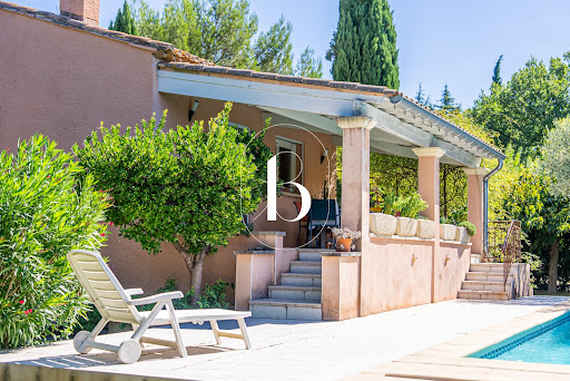 Villa avec piscine et terrasse 1