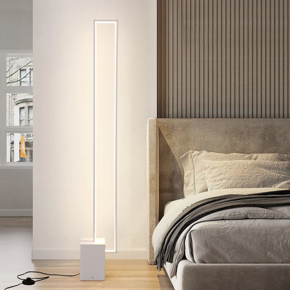 Minimalistische zandzwarte vloerlamp, quadriboïde voet, vierkante lichtbody, perfecte verlichting voor je interieur.