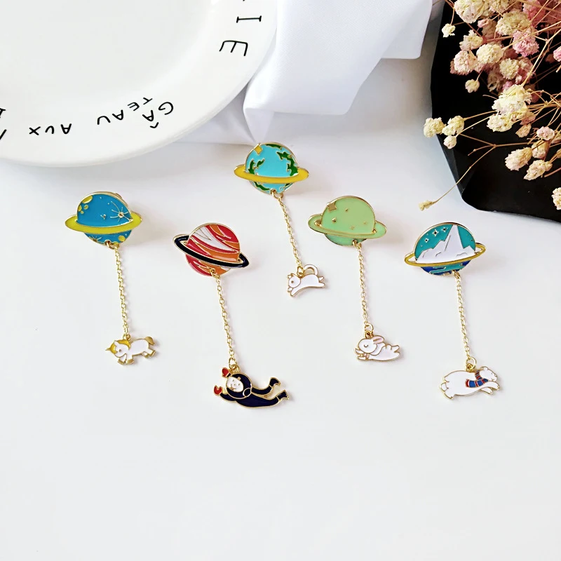 Broche ours polaire glacier, mignon dessin animé japonais, badge homme et femme. Un accessoire adorable et accrocheur pour toutes les tenues.