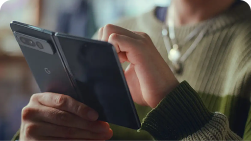 Mann surft auf einem Android-Handy