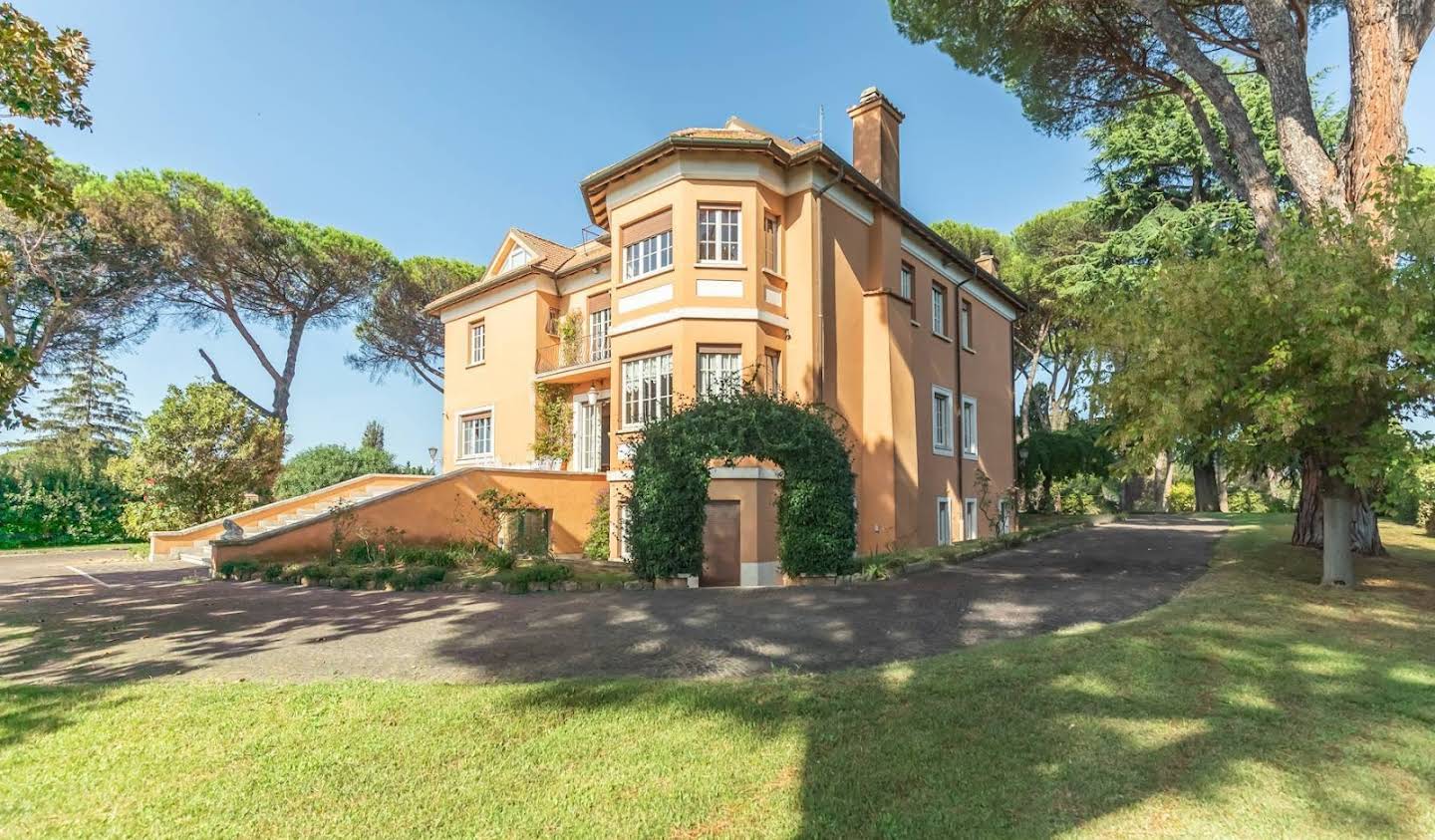 Villa with garden Rome