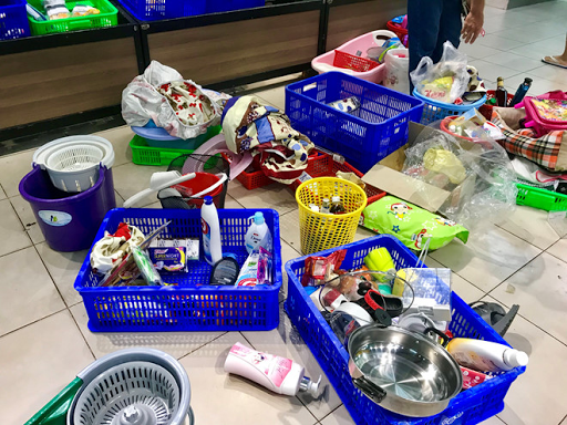 Nhiều mặt hàng bị vứt la liệt chung với nhau trên sàn nhà khiến không ít cư dân mạng thất vọng vì ý thức của người mua hàng.